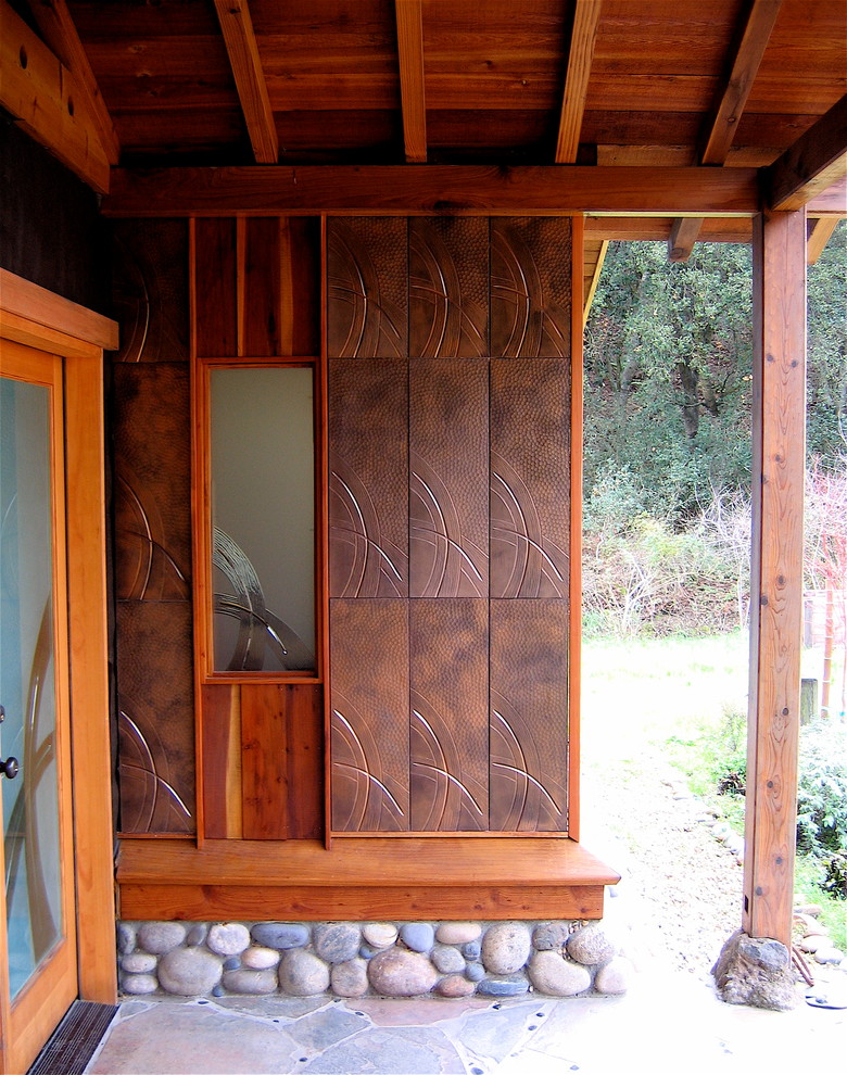 Ispirazione per una porta d'ingresso etnica di medie dimensioni con pareti con effetto metallico, pavimento in ardesia, una porta in vetro e una porta a due ante