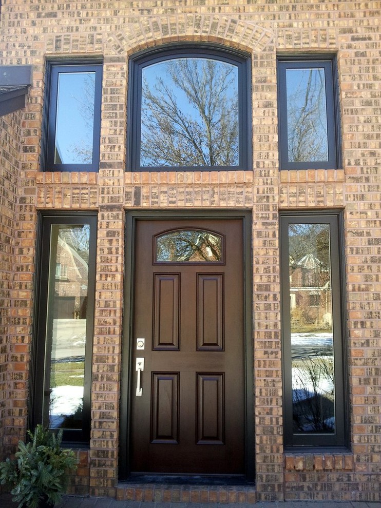 Mittelgroße Klassische Haustür mit Einzeltür und brauner Haustür in Chicago