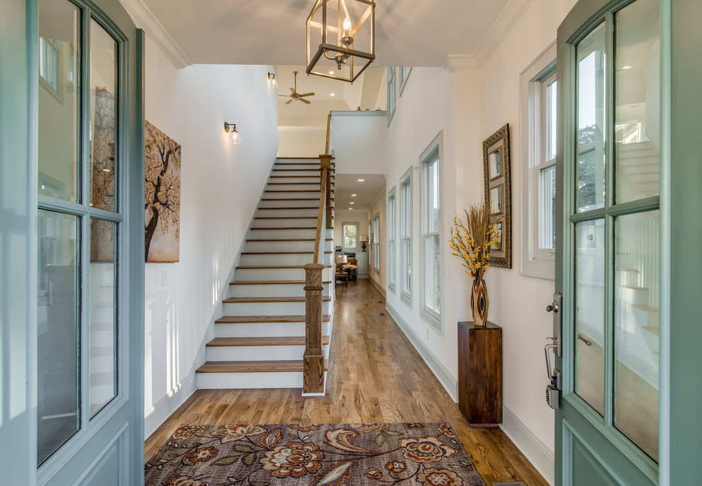Rustikales Foyer mit weißer Wandfarbe, braunem Holzboden, Doppeltür und grüner Haustür in Nashville