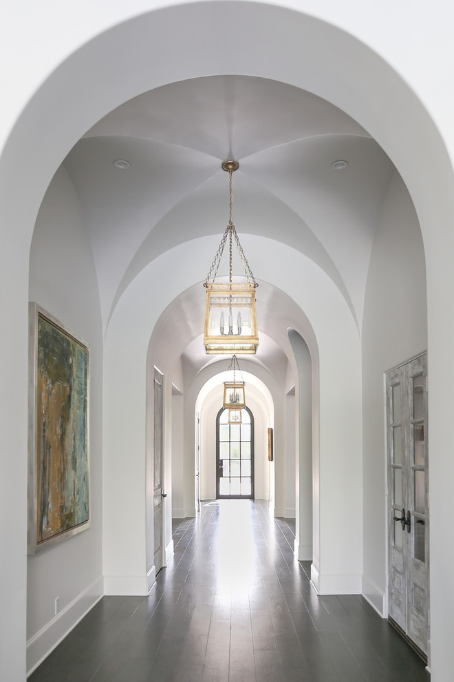 Großer Klassischer Eingang mit Korridor, weißer Wandfarbe, dunklem Holzboden, Einzeltür und Haustür aus Metall in Houston
