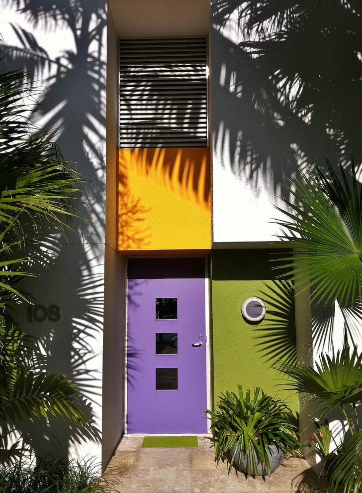 Moderner Eingang mit lila Haustür in Miami