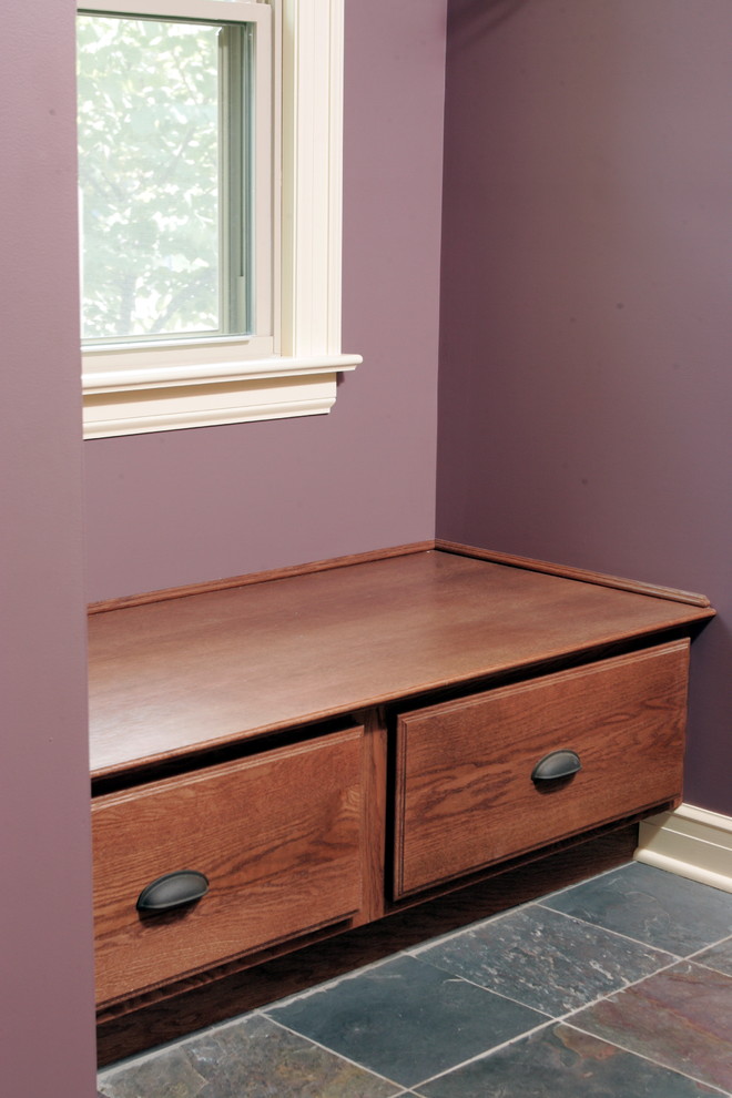 На фото: прихожая со шкафом для обуви с фиолетовыми стенами и полом из керамической плитки с