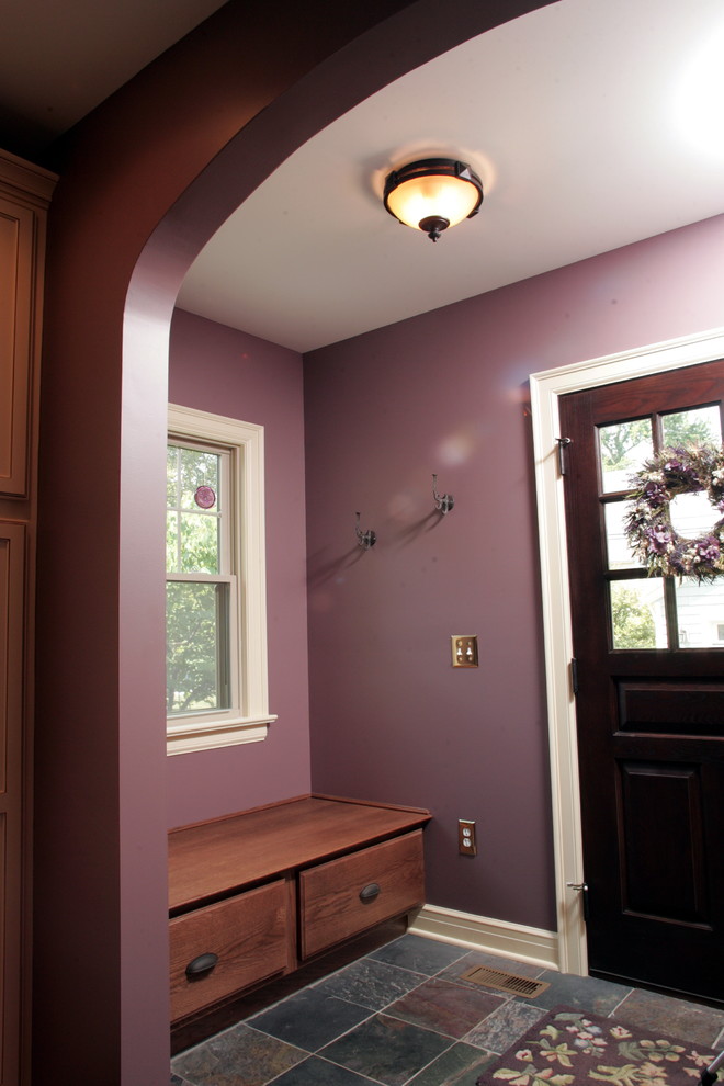 Свежая идея для дизайна: прихожая с фиолетовыми стенами и полом из керамической плитки - отличное фото интерьера