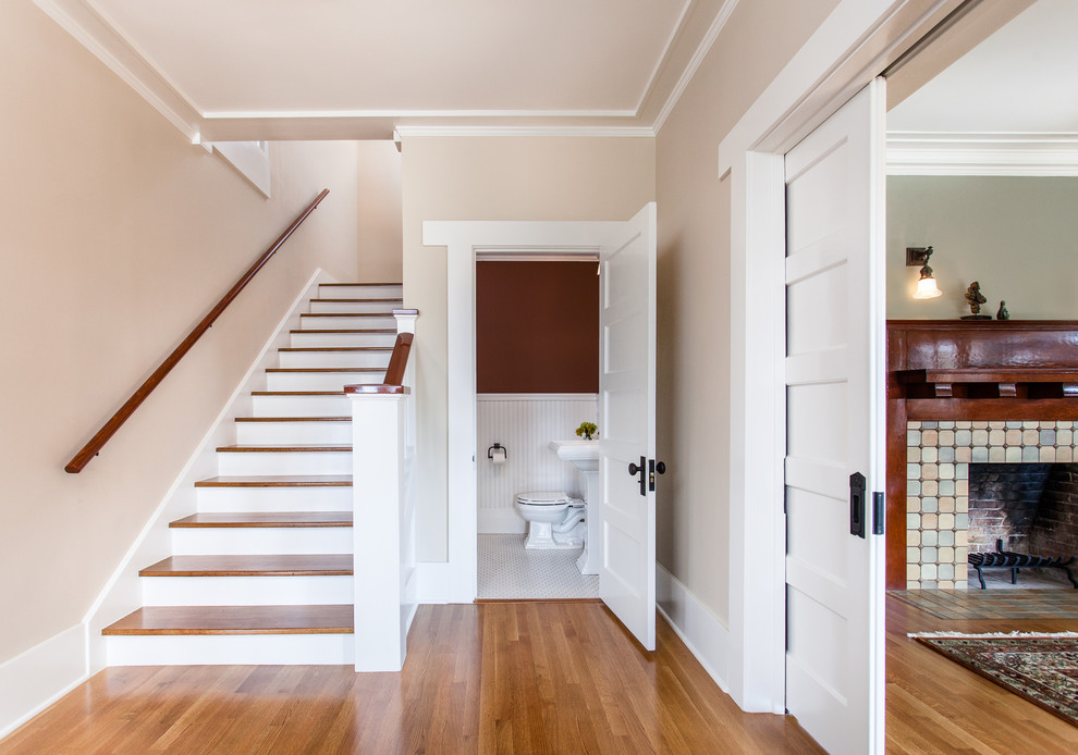 Mittelgroßer Rustikaler Eingang mit Korridor, beiger Wandfarbe, braunem Holzboden, Einzeltür und hellbrauner Holzhaustür in Santa Barbara
