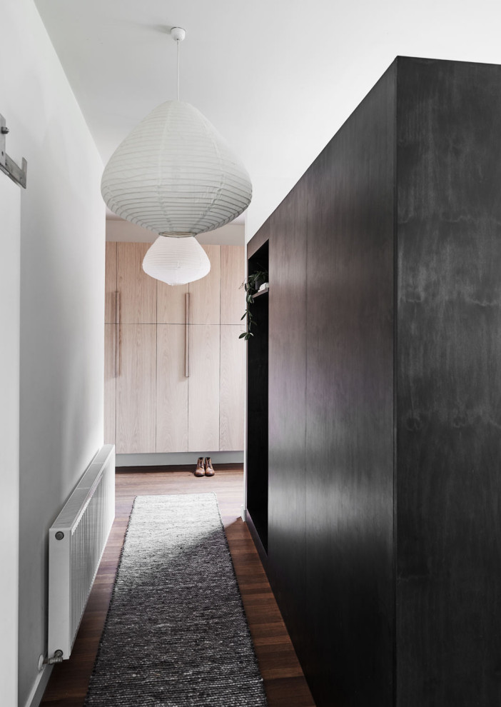 Mittelgroßer Moderner Eingang mit Korridor, weißer Wandfarbe, braunem Holzboden, braunem Boden und Holzwänden in Melbourne