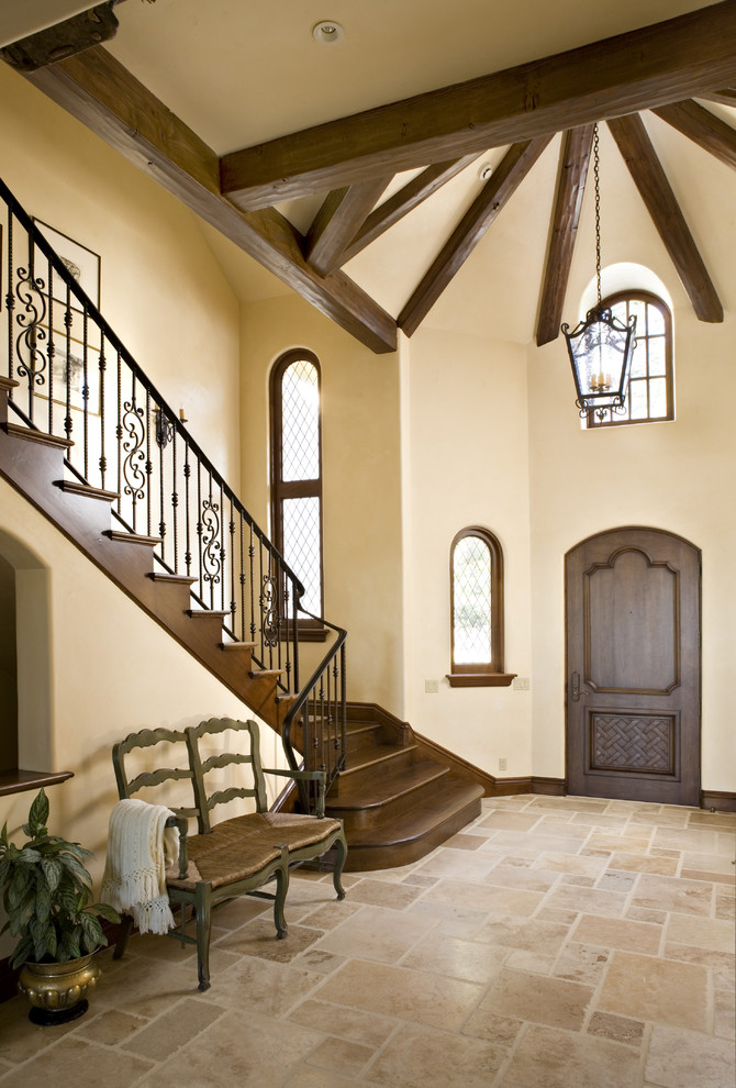 Modernes Foyer mit beiger Wandfarbe, Einzeltür, dunkler Holzhaustür, Travertin und beigem Boden in Sonstige