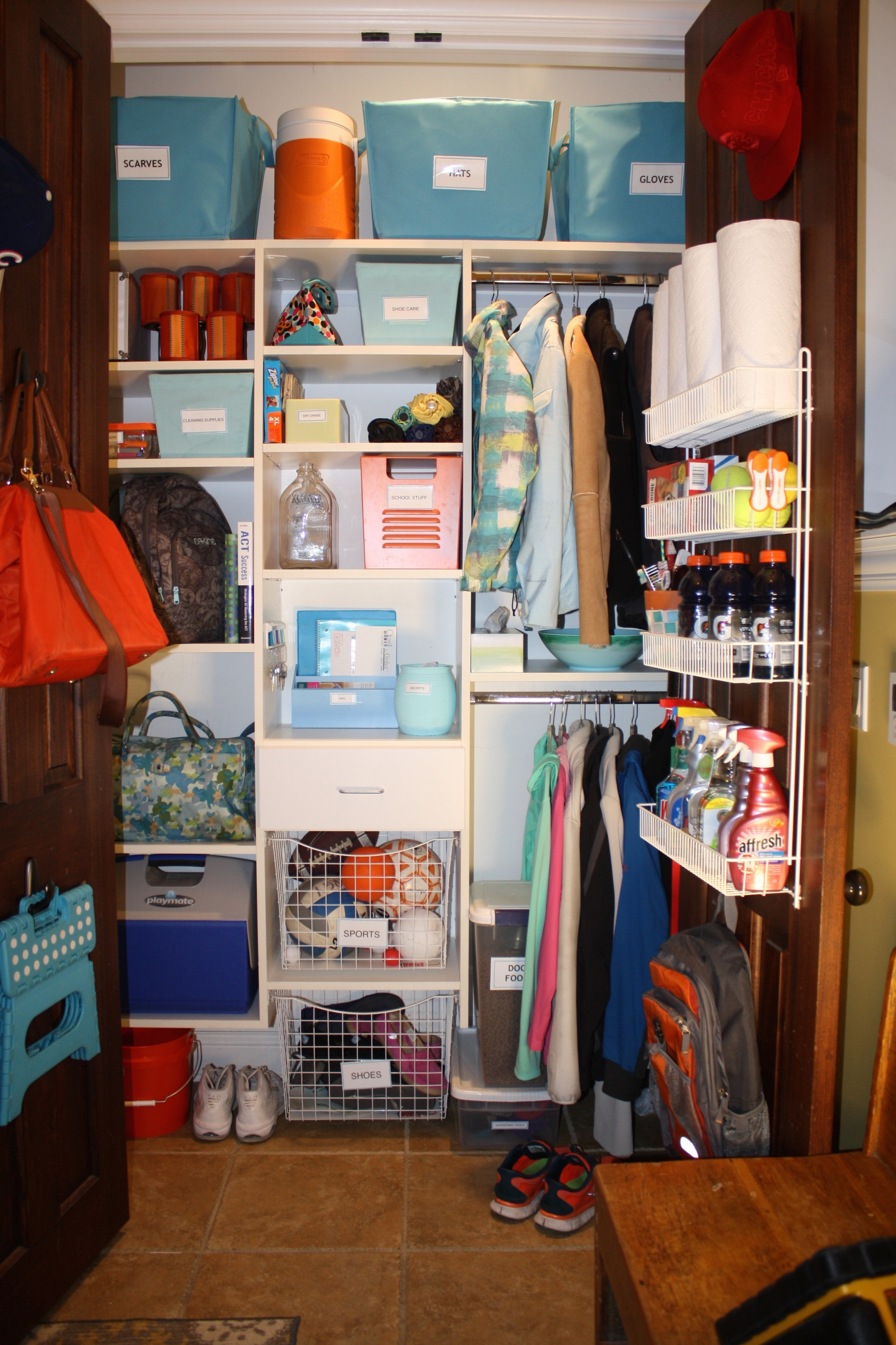 https://st.hzcdn.com/simgs/pictures/entryways/entryway-closet-organizing-project-chaos-to-order-img~c0e1767504fa233e_14-1524-1-114420c.jpg