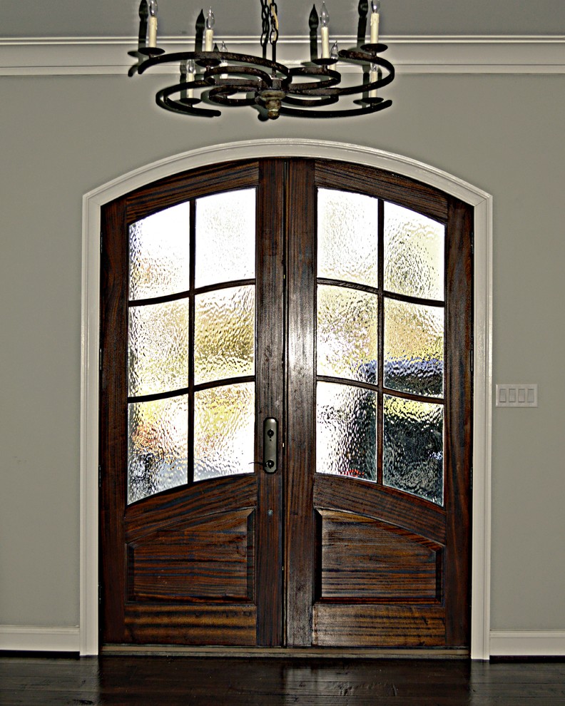 Geräumige Klassische Haustür mit grauer Wandfarbe, dunklem Holzboden, Doppeltür und hellbrauner Holzhaustür in Richmond