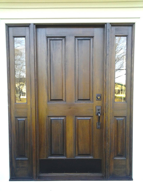 Réalisation d'une porte d'entrée tradition de taille moyenne avec une porte simple et une porte en bois brun.