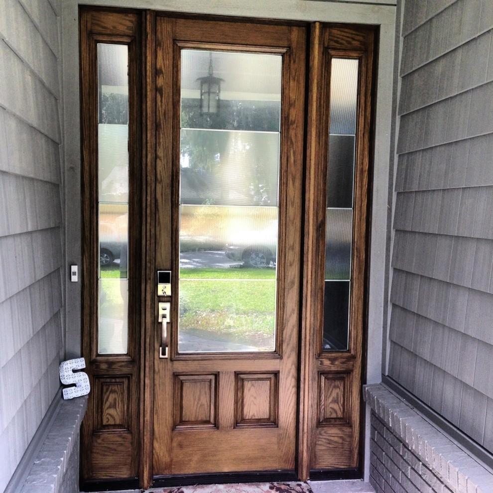 Exemple d'une porte d'entrée chic avec une porte simple et une porte en bois brun.