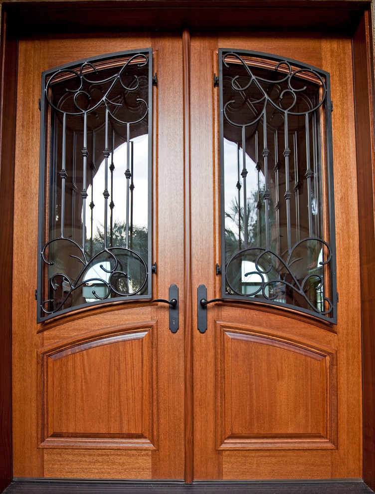 マイアミにある広いコンテンポラリースタイルのおしゃれな玄関ドア (木目調のドア) の写真