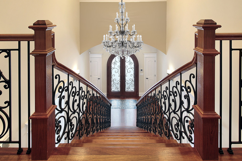 Großes Klassisches Foyer mit beiger Wandfarbe, braunem Holzboden, Doppeltür, dunkler Holzhaustür und braunem Boden in New York