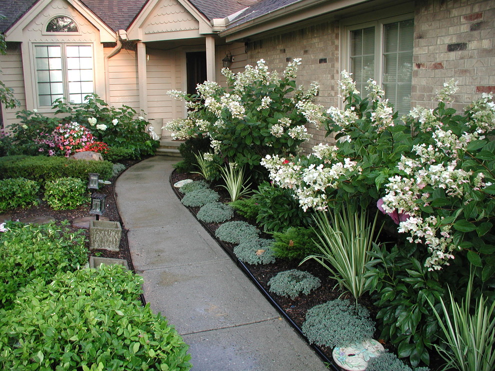 Example of an eclectic entryway design in Grand Rapids