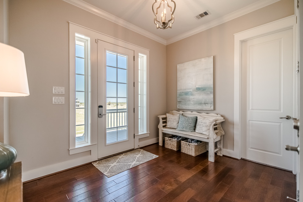 Mittelgroße Maritime Haustür mit braunem Holzboden, Einzeltür, weißer Haustür, braunem Boden und grauer Wandfarbe in Houston