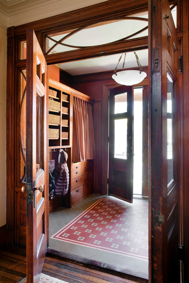 Ejemplo de vestíbulo actual de tamaño medio con puerta doble, puerta de madera oscura, parades naranjas y suelo de baldosas de cerámica