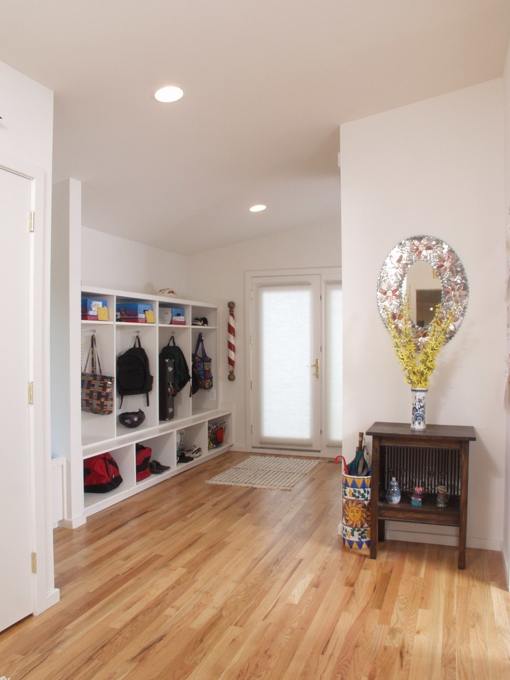 Источник вдохновения для домашнего уюта: большое фойе со шкафом для обуви в классическом стиле с белыми стенами, светлым паркетным полом, двустворчатой входной дверью и белой входной дверью