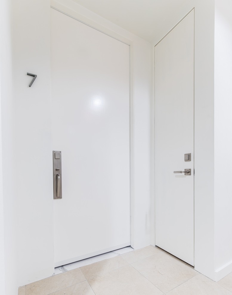 Kleiner Klassischer Eingang mit Korridor, weißer Wandfarbe, hellem Holzboden, Einzeltür und weißer Haustür in Dallas