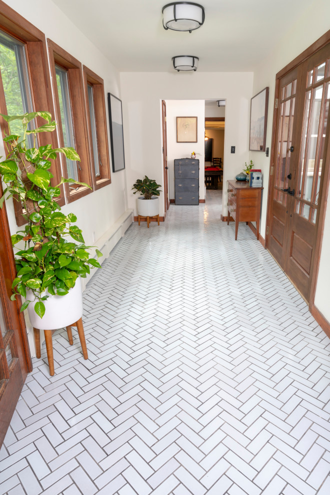 Esempio di un grande corridoio classico con pareti bianche, pavimento con piastrelle in ceramica, una porta a due ante, una porta in legno scuro e pavimento blu