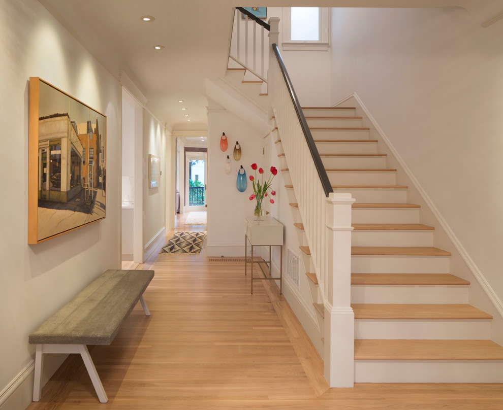 Источник вдохновения для домашнего уюта: фойе среднего размера в стиле неоклассика (современная классика) с белыми стенами и светлым паркетным полом