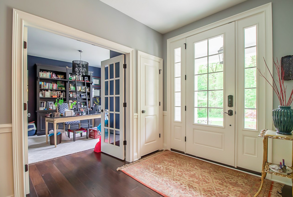 Mittelgroße Klassische Haustür mit weißer Wandfarbe, braunem Holzboden, Einzeltür, weißer Haustür und braunem Boden in Cleveland