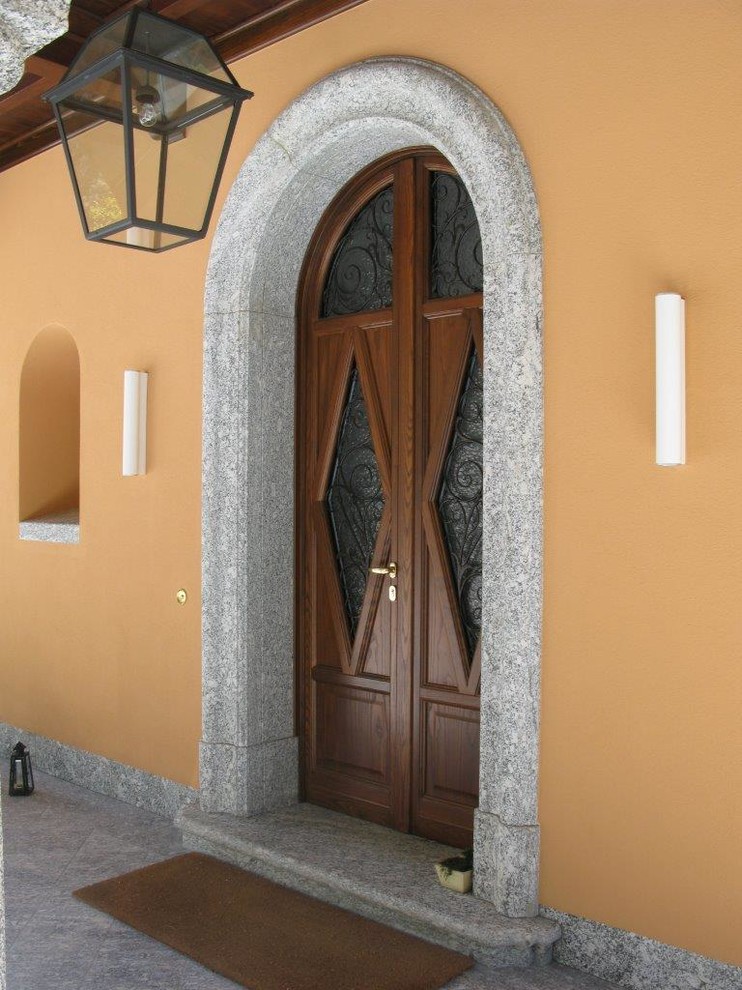 フェニックスにあるラグジュアリーな巨大なトラディショナルスタイルのおしゃれな玄関ドア (ベージュの壁、トラバーチンの床、ガラスドア) の写真