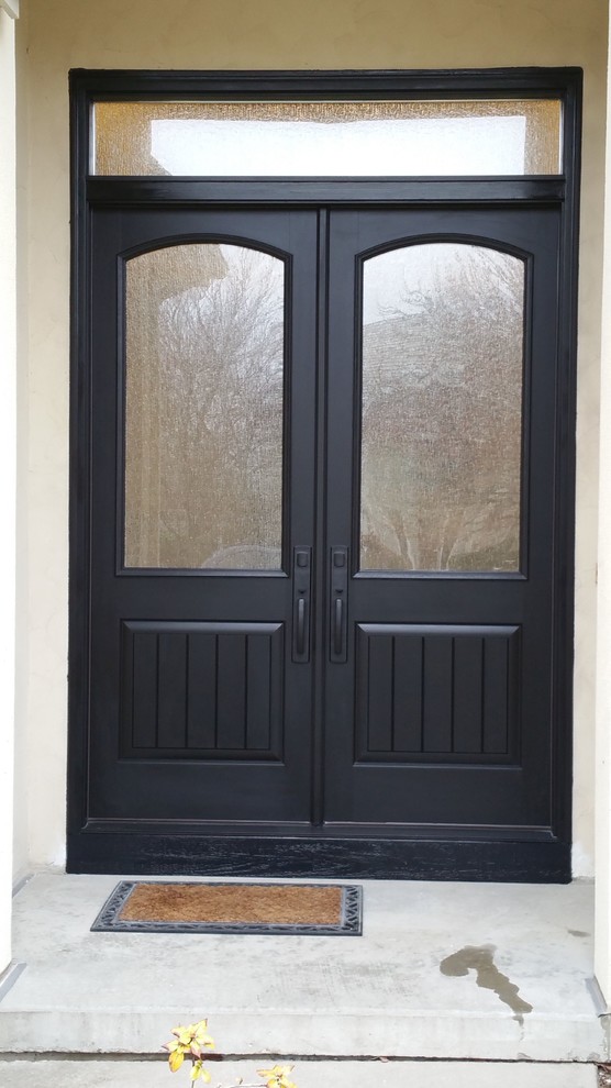 Свежая идея для дизайна: входная дверь среднего размера в стиле неоклассика (современная классика) с двустворчатой входной дверью и черной входной дверью - отличное фото интерьера