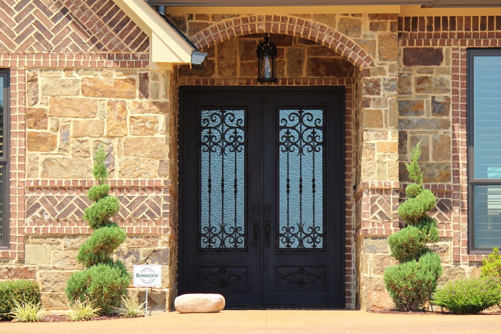 Immagine di una porta d'ingresso tradizionale con una porta a due ante e una porta in metallo