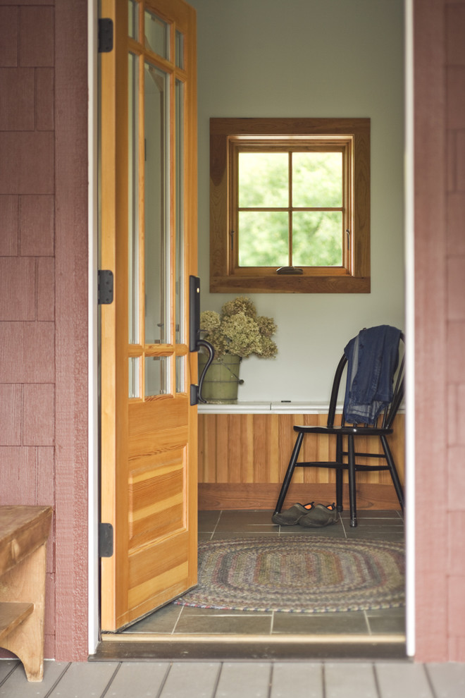 Imagen de entrada campestre pequeña con puerta simple