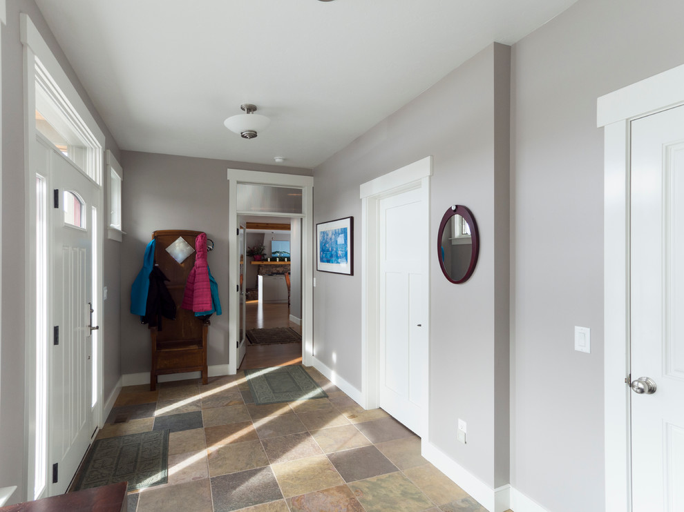 Идея дизайна: узкая прихожая среднего размера в современном стиле с серыми стенами, полом из сланца, одностворчатой входной дверью и красной входной дверью