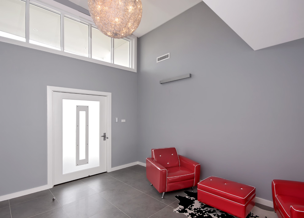 Mittelgroßes Modernes Foyer mit grauer Wandfarbe, Keramikboden, Einzeltür und weißer Haustür in Sonstige