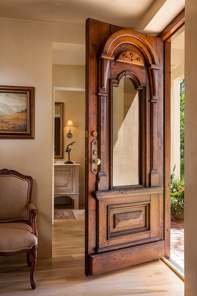 Idee per un ingresso o corridoio american style con pareti beige, parquet chiaro, una porta singola e una porta in legno bruno