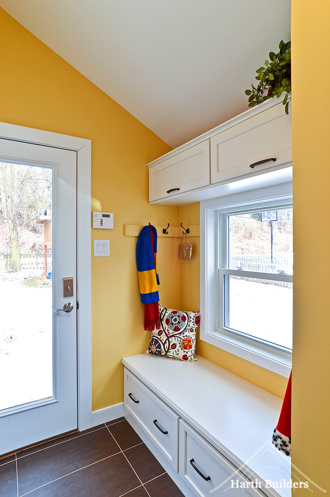 Свежая идея для дизайна: маленький тамбур в стиле неоклассика (современная классика) с желтыми стенами, полом из керамической плитки, одностворчатой входной дверью и белой входной дверью для на участке и в саду - отличное фото интерьера