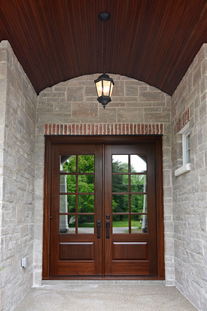 Foto di una grande porta d'ingresso classica con pareti grigie, parquet scuro, una porta a due ante, una porta in legno scuro e pavimento nero