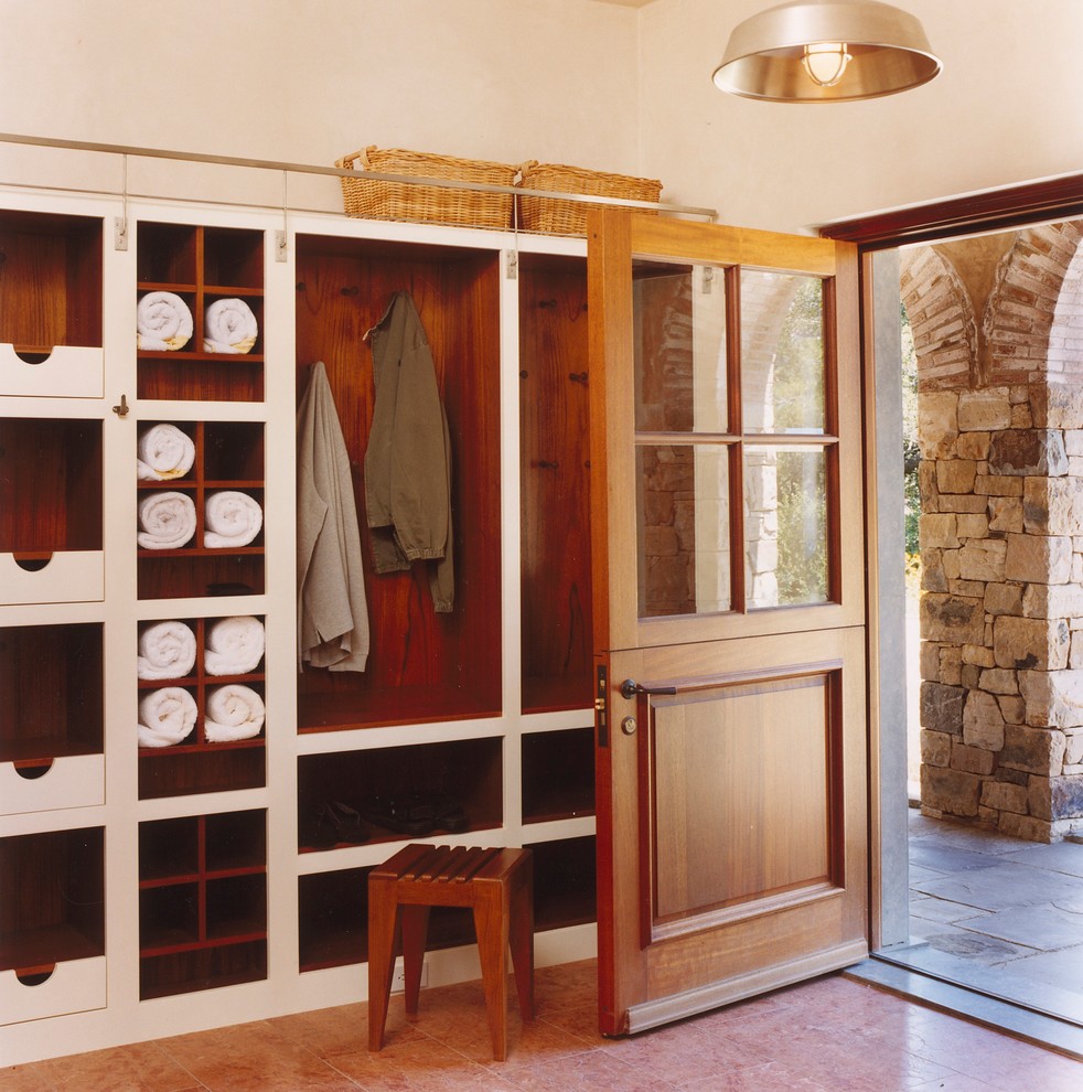 Modelo de puerta principal de estilo americano de tamaño medio con paredes beige, suelo de baldosas de terracota, puerta tipo holandesa y puerta de madera clara