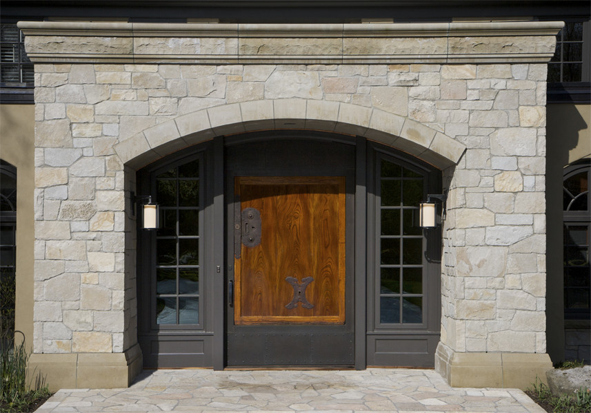 Imagen de puerta principal asiática grande con paredes beige, suelo de piedra caliza, puerta pivotante y puerta de madera en tonos medios