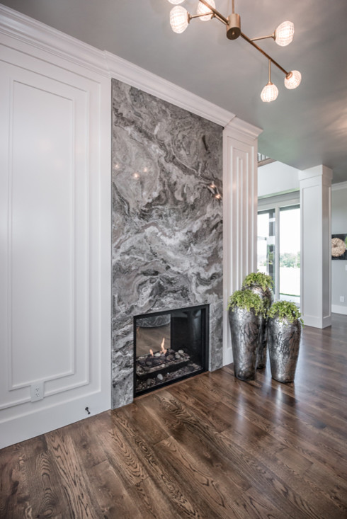 Geräumiges Klassisches Foyer mit weißer Wandfarbe, braunem Holzboden, Doppeltür, Haustür aus Glas und braunem Boden in Sonstige