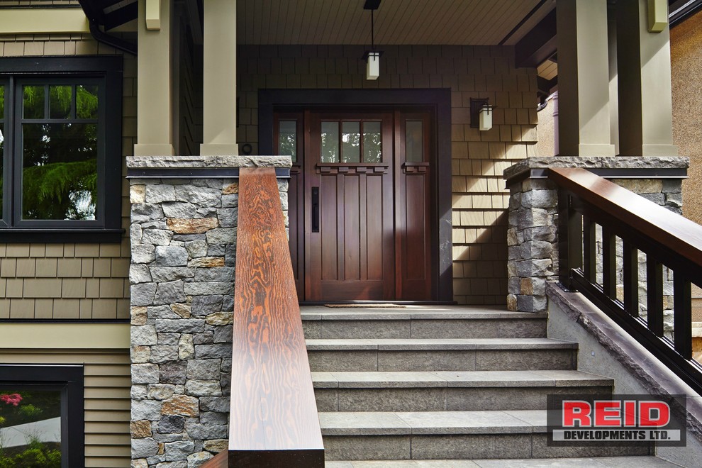 Große Urige Haustür mit grüner Wandfarbe, Schieferboden, Einzeltür, dunkler Holzhaustür, grauem Boden, Holzdielendecke und Holzwänden in Vancouver