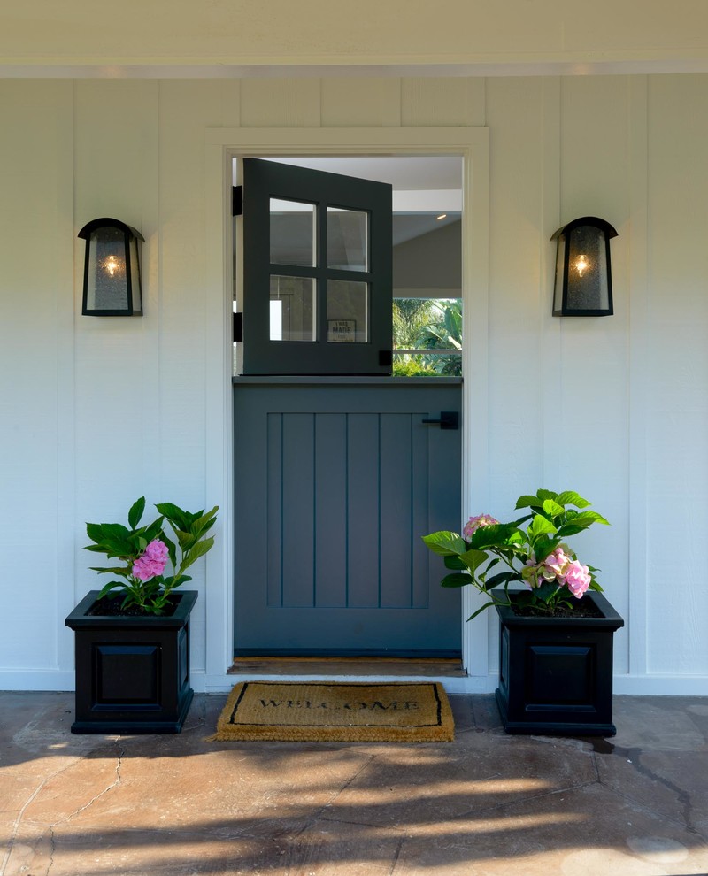 Стильный дизайн: входная дверь в морском стиле с голландской входной дверью и серой входной дверью - последний тренд