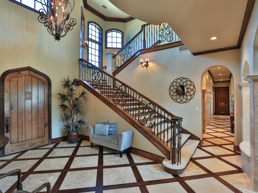 Mittelgroßes Mediterranes Foyer mit beiger Wandfarbe, Keramikboden, Einzeltür, hellbrauner Holzhaustür und beigem Boden in Dallas