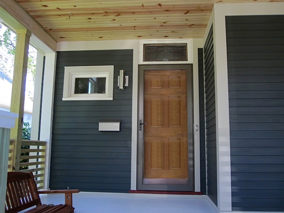 Inredning av en lantlig mellanstor ingång och ytterdörr, med en enkeldörr, en brun dörr och blå väggar