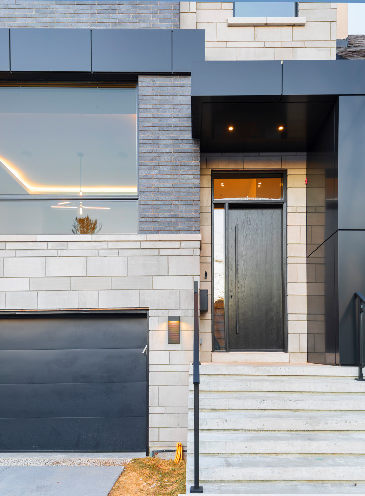 Mittelgroße Moderne Haustür mit weißer Wandfarbe, hellem Holzboden, Einzeltür, schwarzer Haustür und weißem Boden in Toronto