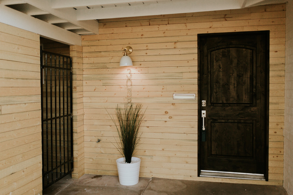 Réalisation d'une petite porte d'entrée ethnique avec une porte simple et une porte en bois foncé.