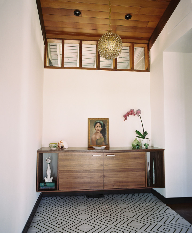 Esempio di un ingresso minimalista di medie dimensioni con pareti bianche, pavimento con piastrelle in ceramica e pavimento multicolore