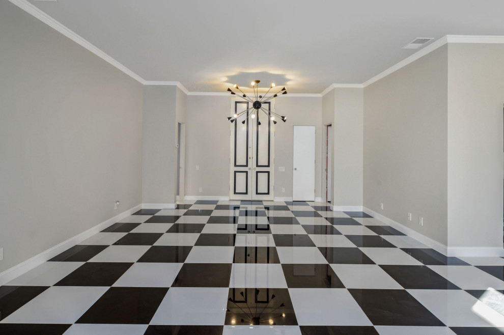 Mid-Century Foyer mit grauer Wandfarbe, Keramikboden, Doppeltür und schwarzem Boden in Sonstige