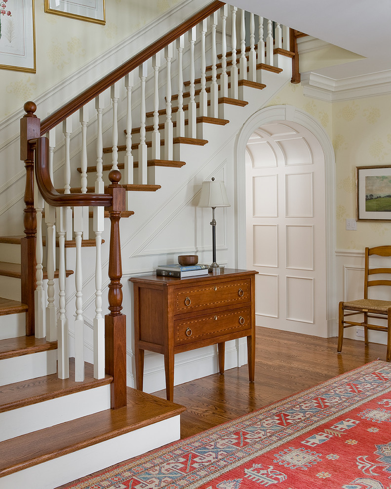 Klassisches Foyer mit beiger Wandfarbe und braunem Holzboden in Boston