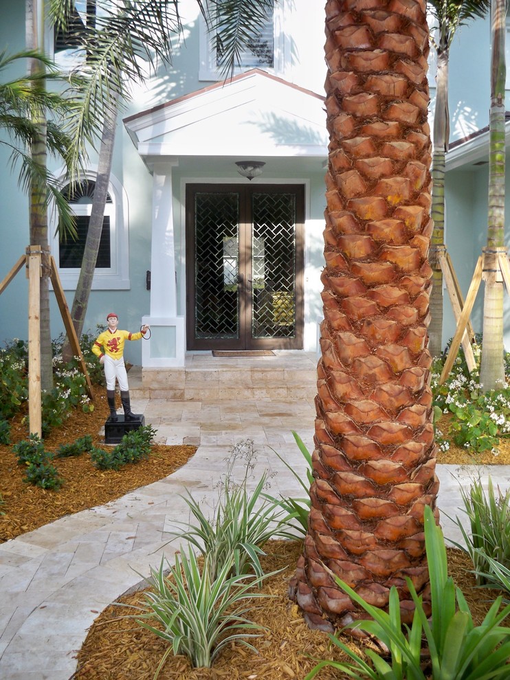 Entryway - tropical entryway idea in Miami