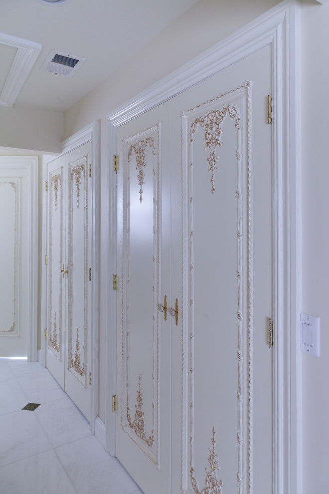 Esempio di un ingresso con vestibolo vittoriano di medie dimensioni con pareti bianche, pavimento con piastrelle in ceramica, una porta a due ante, una porta bianca e pavimento bianco
