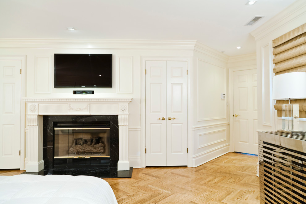 ニューヨークにあるお手頃価格の中くらいなトランジショナルスタイルのおしゃれな玄関ラウンジ (白い壁、ラミネートの床、白いドア、黄色い床) の写真
