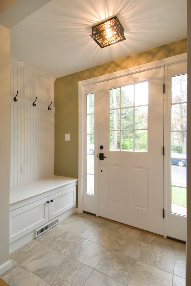 Идея дизайна: фойе среднего размера в классическом стиле с зелеными стенами, полом из керамической плитки, одностворчатой входной дверью и белой входной дверью