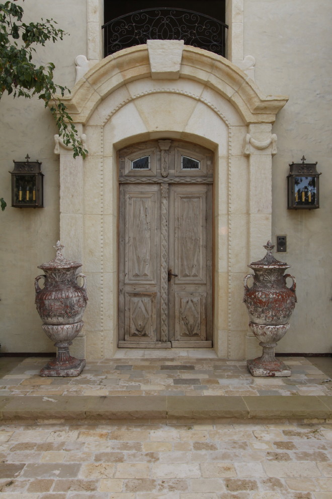 Imagen de puerta principal mediterránea con puerta doble y puerta de madera en tonos medios